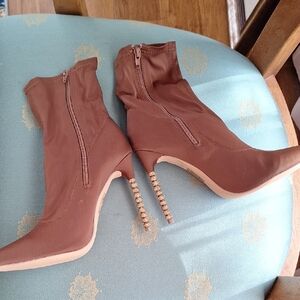 Chic Brown Heeled Boots with Zipper